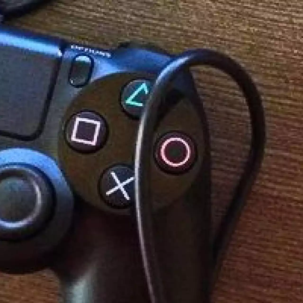 Xbox One подружилась с клавиатурой, мышкой и геймпадом PS4 Xbox One подружилась с клавиатурой, мышкой и геймпадом PS4