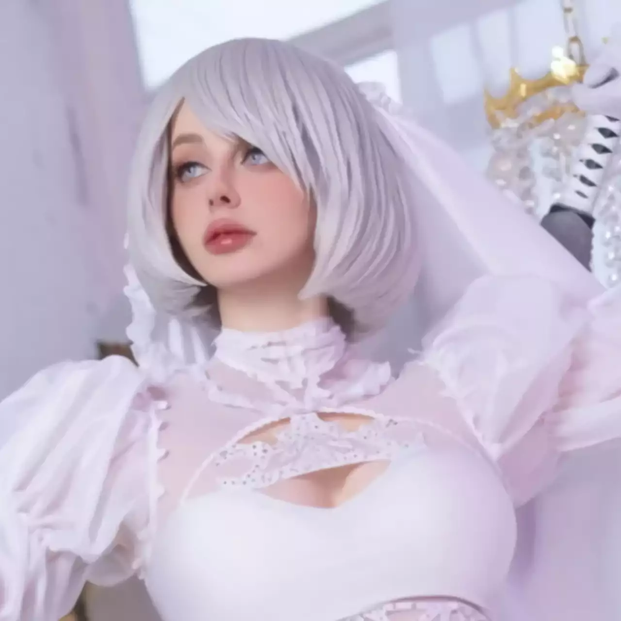 Косплеерши показали 2B и A2 из NieR Automata в белых платьях