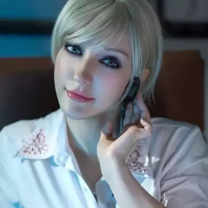 Косплеерша раздела Шерри Биркин из Resident Evil Requiem