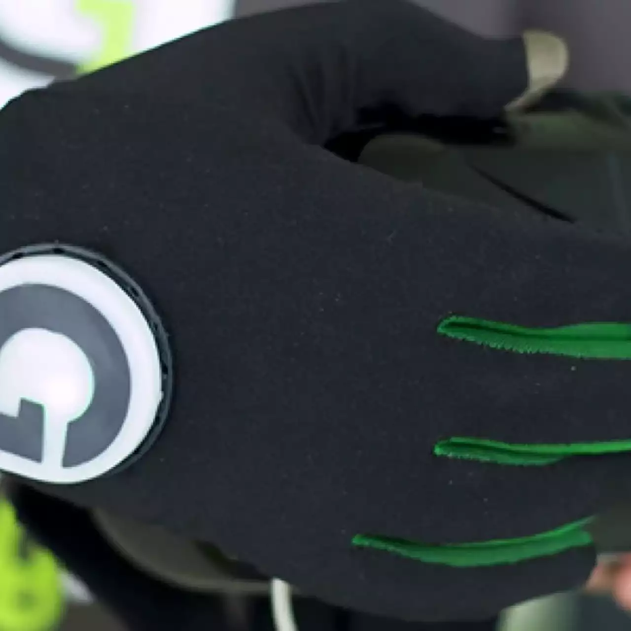 Перчатка Gloveone позволит управлять виртуальными объектами Перчатка Gloveone позволит управлять виртуальными объектами