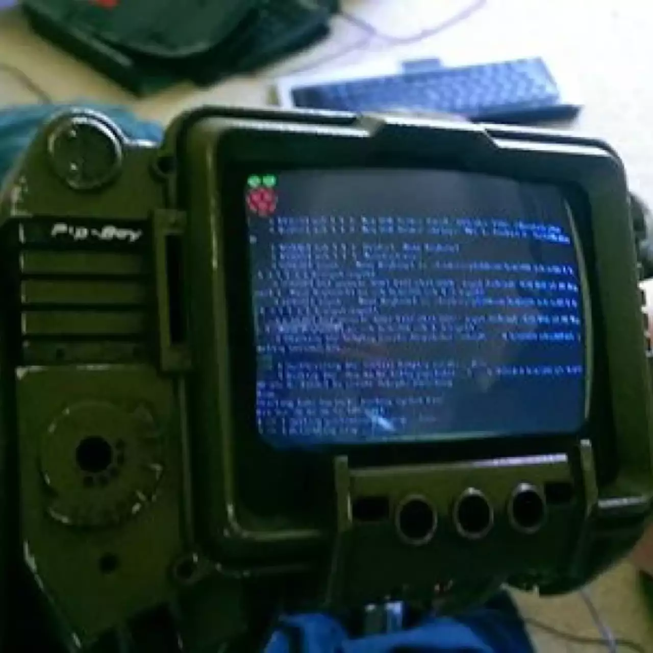 Парень создал самодельный Pip-Boy 3000 Парень создал самодельный Pip-Boy 3000