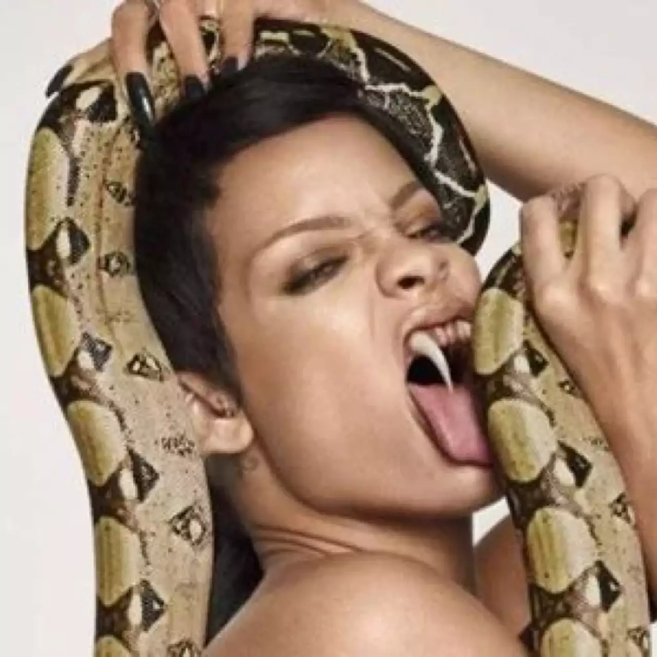 Rihanna стала главной героиней «Змейки»