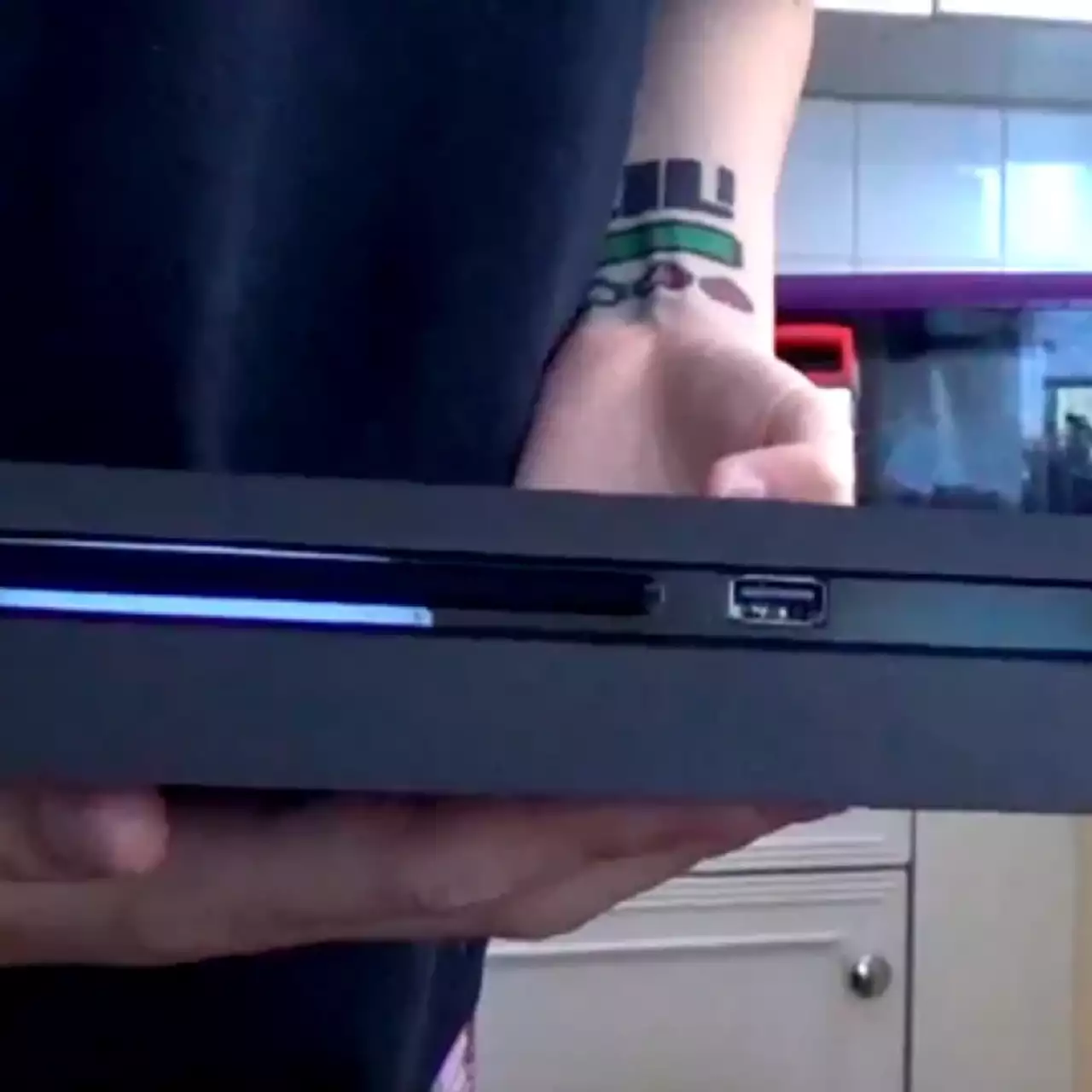 Распаковка PS4 Slim — улучшенный контроллер и только Распаковка PS4 Slim — улучшенный контроллер и только