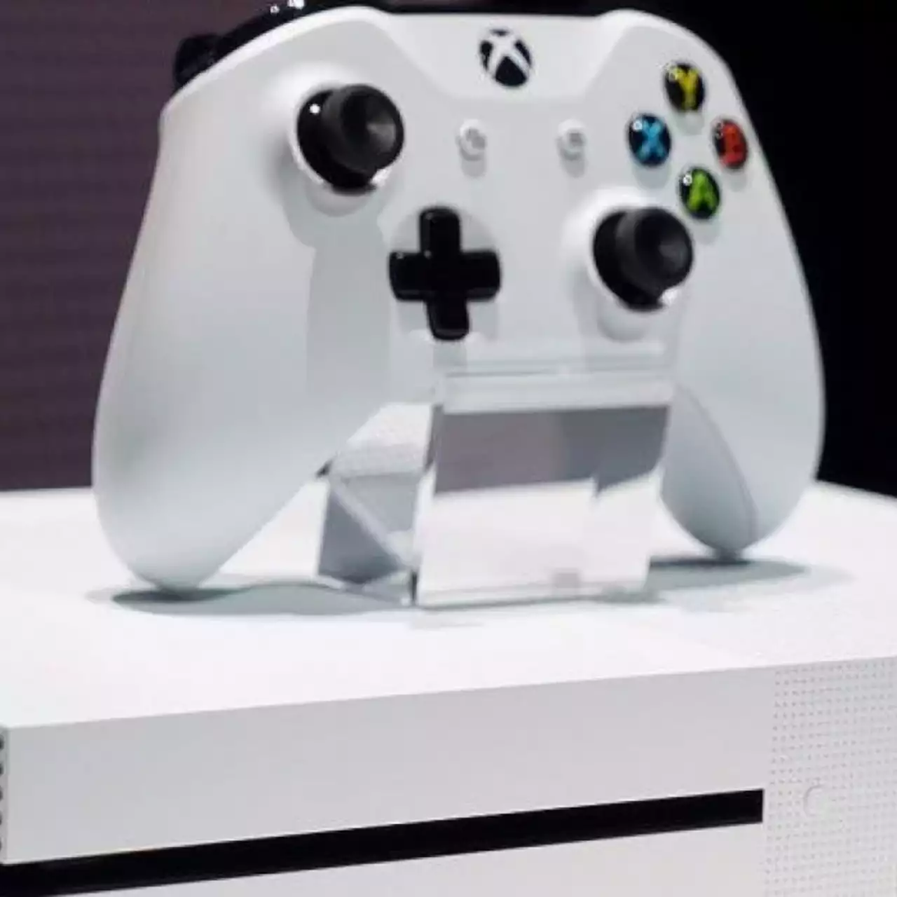 Xbox One вновь обогнала PS4 по продажам в США