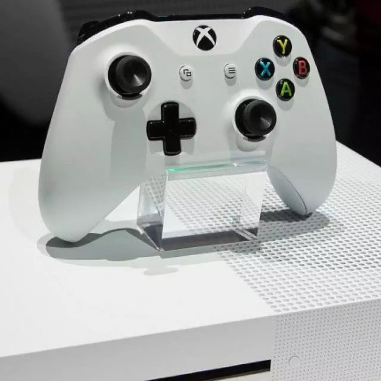 Свежий трейлер Xbox One S рассказывает о главных особенностях консоли Свежий трейлер Xbox One S рассказывает о главных особенностях консоли
