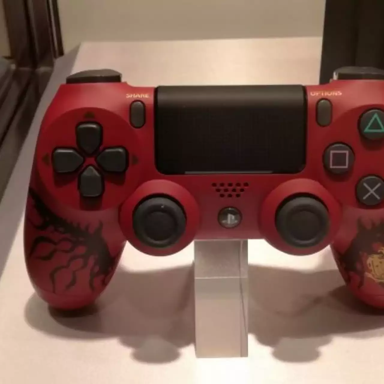 На TGS 2017 показали лимитированные версии PS4 Pro и PS4 На TGS 2017 показали лимитированные версии PS4 Pro и PS4