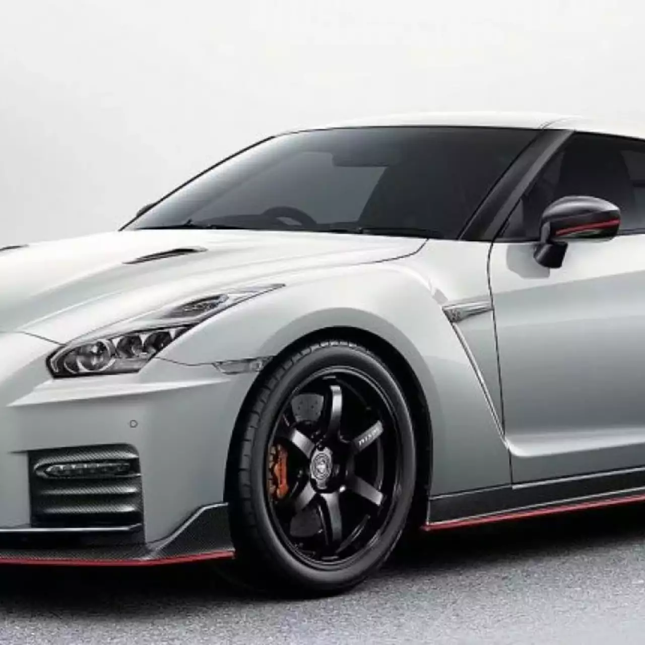 Nissan подключил GT-R к DualShock 4 и разогнал его до 211 км/ч Nissan подключил GT-R к DualShock 4 и разогнал его до 211 км/ч