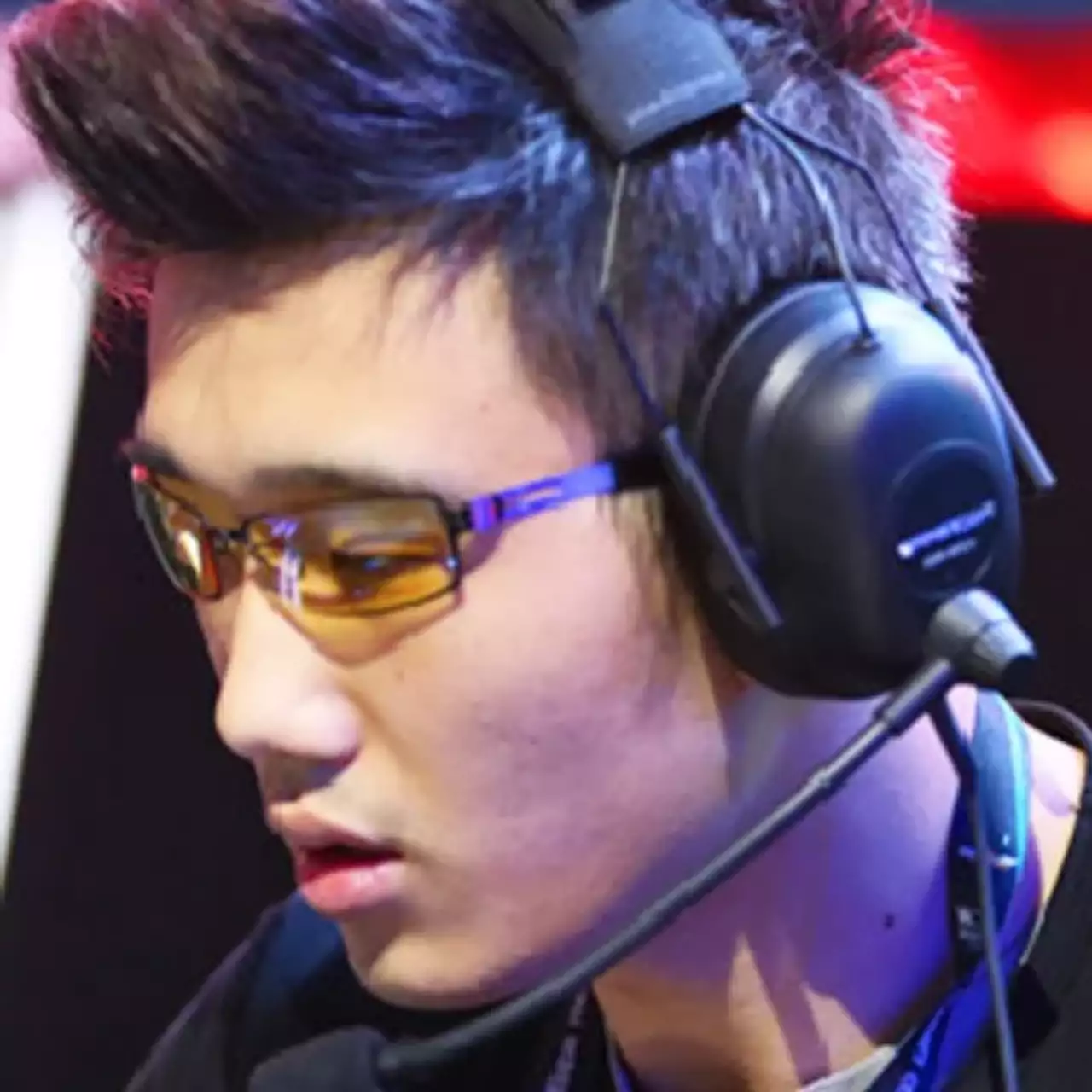 Киберспортсмена забанили в League of Legends за насилие над девушкой во время стрима Киберспортсмена забанили в League of Legends за насилие над девушкой во время стрима