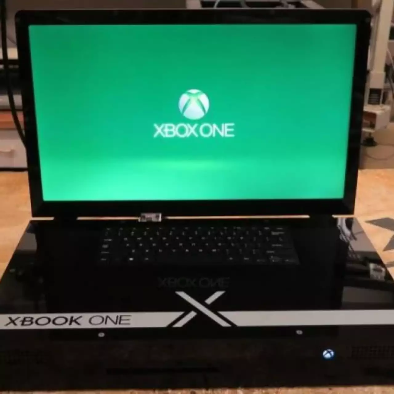 Геймер превратил Xbox One X в ноутбук Геймер превратил Xbox One X в ноутбук