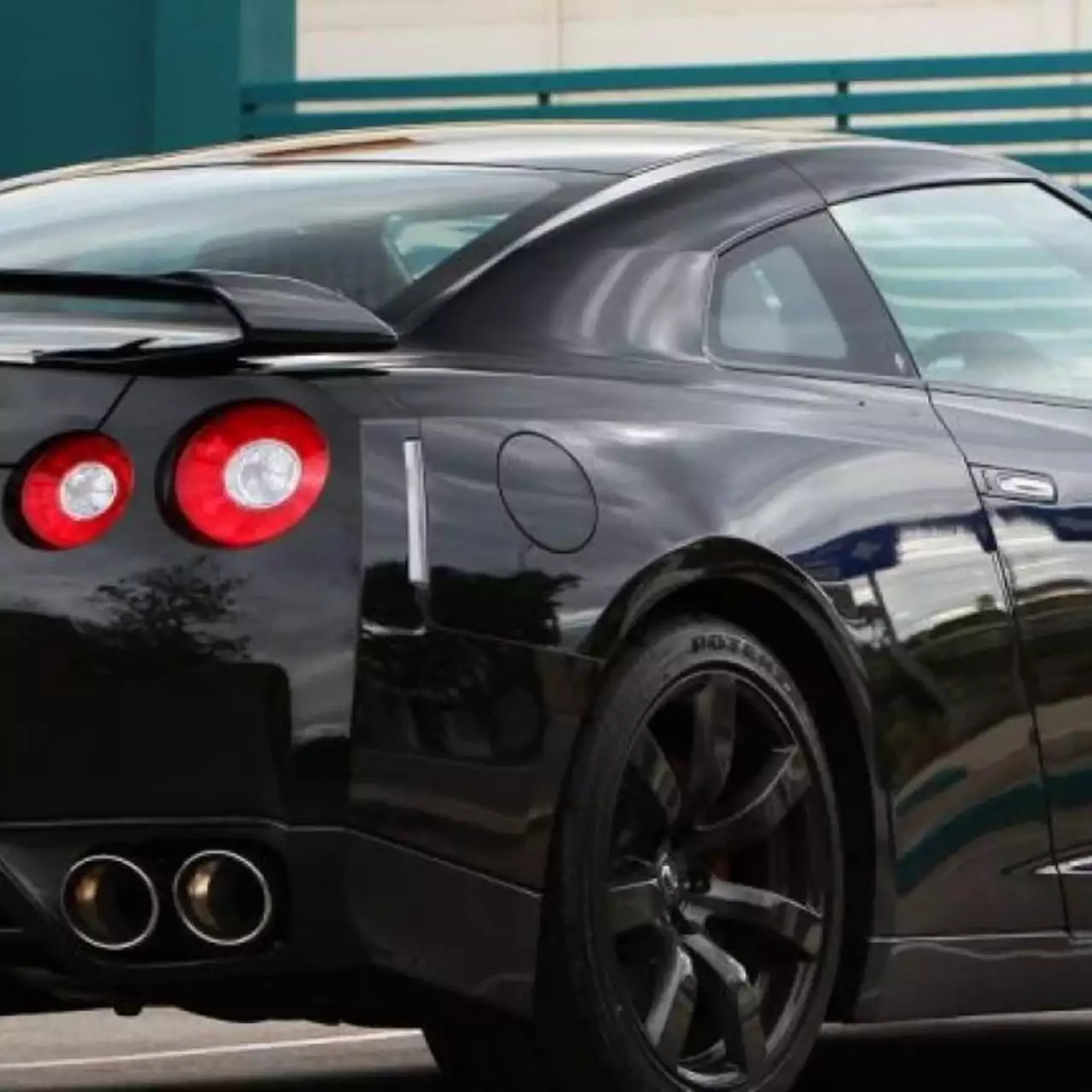 Dualshock 4 подключили к Nissan GT-R и сделали из неё радиоуправляемую машинку Dualshock 4 подключили к Nissan GT-R и сделали из неё радиоуправляемую машинку