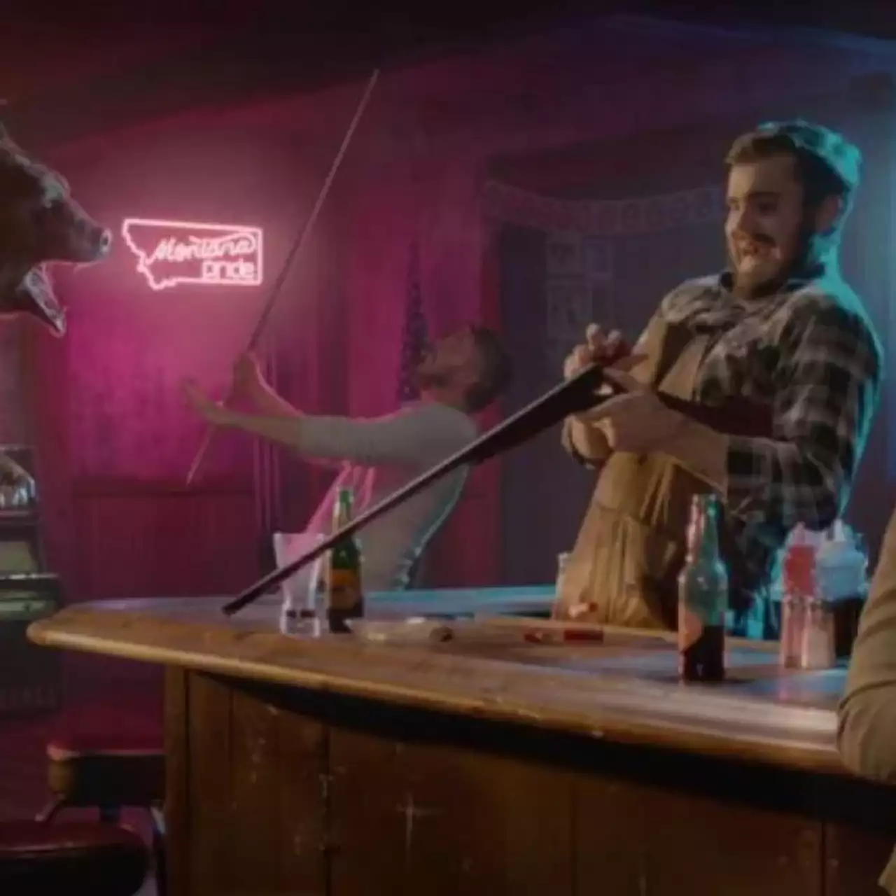 В новом рекламном ролике Far Cry 5 злой гризли ворвался в бар В новом рекламном ролике Far Cry 5 злой гризли ворвался в бар