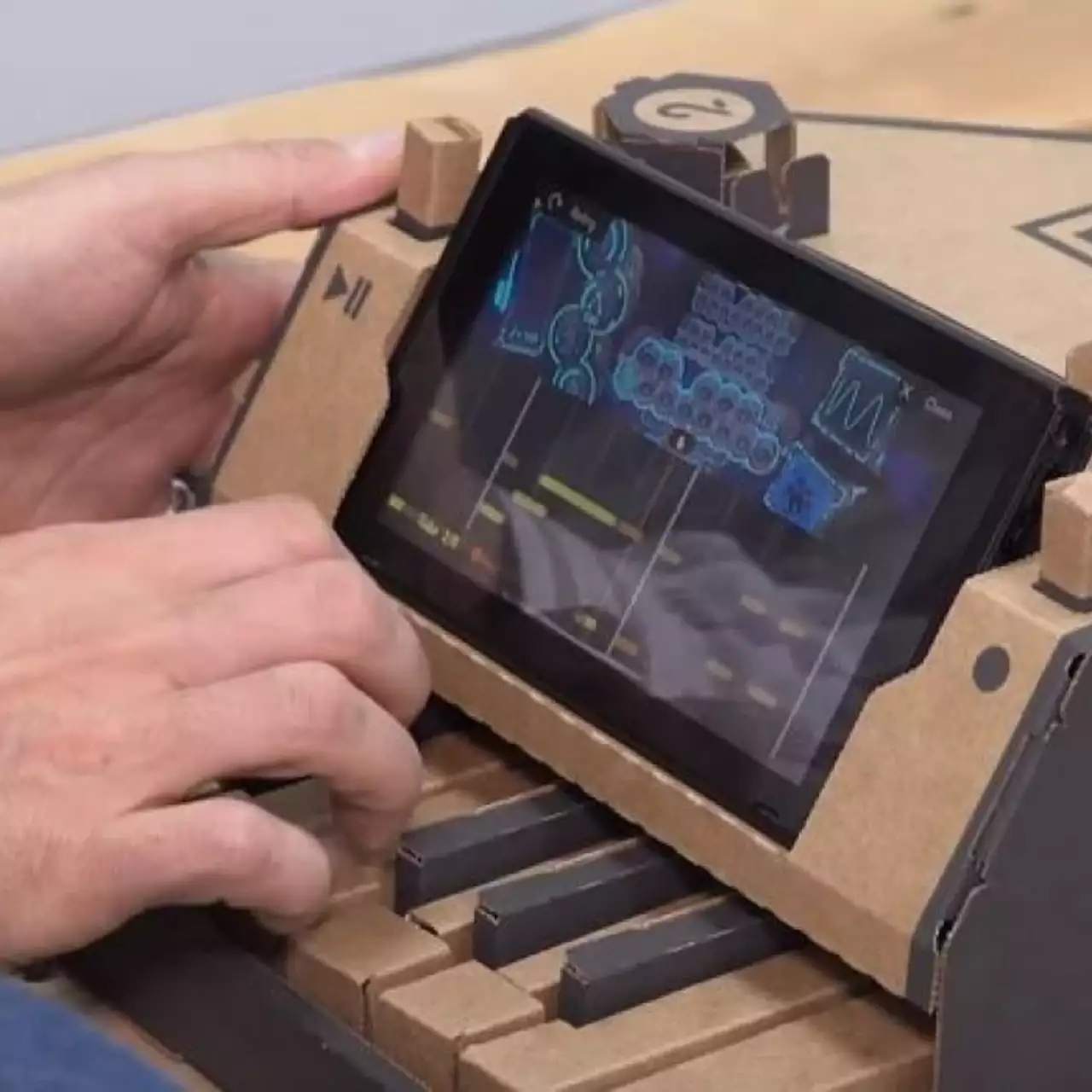 Композитор «Игры престолов» сыграл заглавную тему сериала с помощью Nintendo Labo Композитор «Игры престолов» сыграл заглавную тему сериала с помощью Nintendo Labo