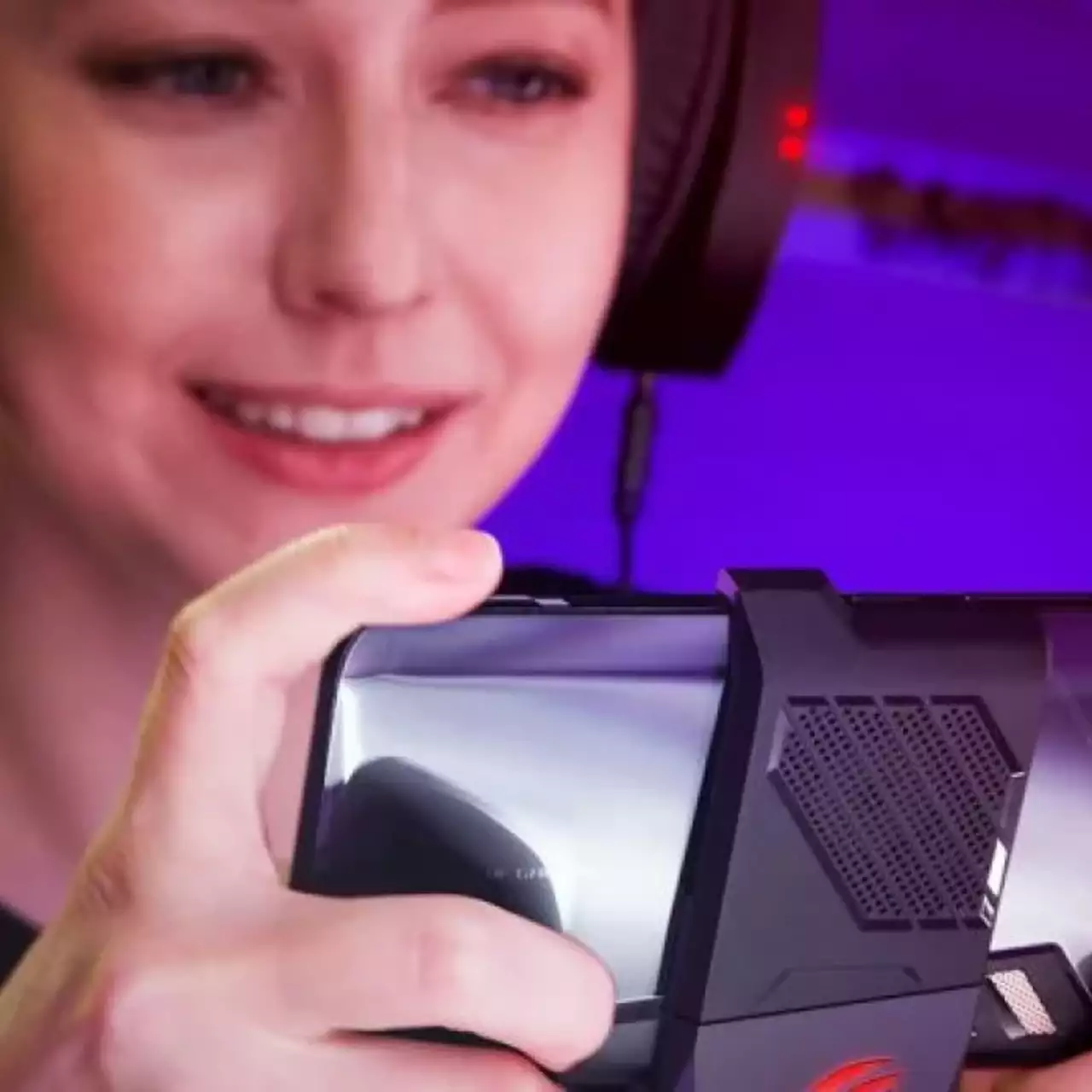 ASUS анонсировала геймерский смартфон ROG Phone с дополнительным экраном и контроллерами ASUS анонсировала геймерский смартфон ROG Phone с дополнительным экраном и контроллерами