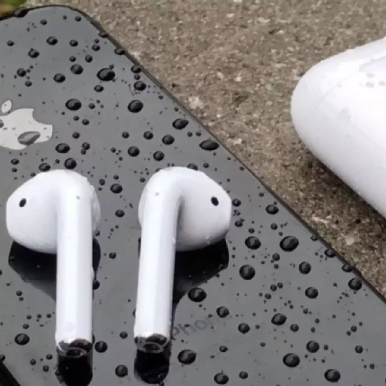 В iOS 12 реализуют функцию, которая поможет владельцам AirPods с плохим слухом В iOS 12 реализуют функцию, которая поможет владельцам AirPods с плохим слухом