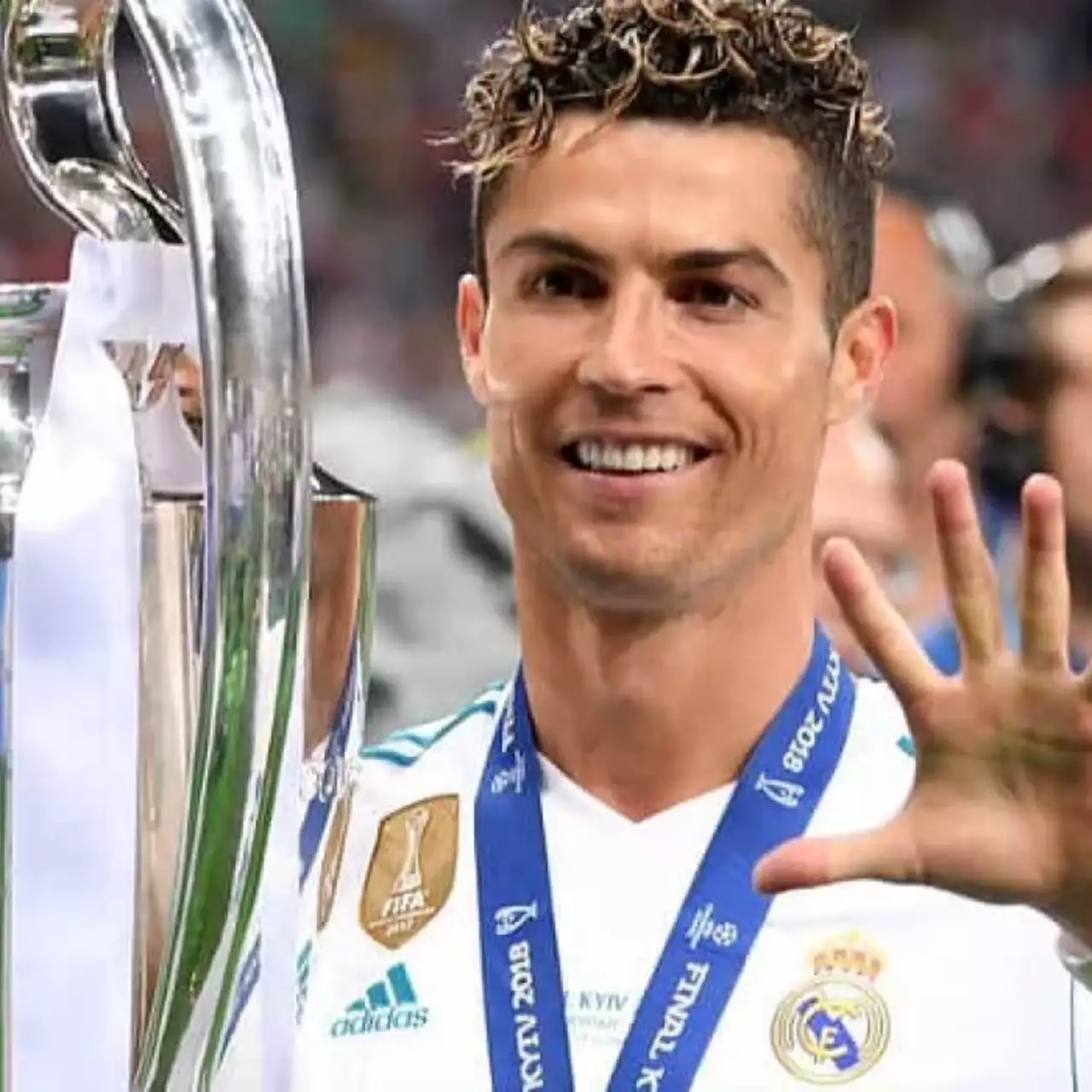 Анонсирована FIFA 19, игру покажут завтра. На обложке — Роналду, на рекламе — Месси с козлом