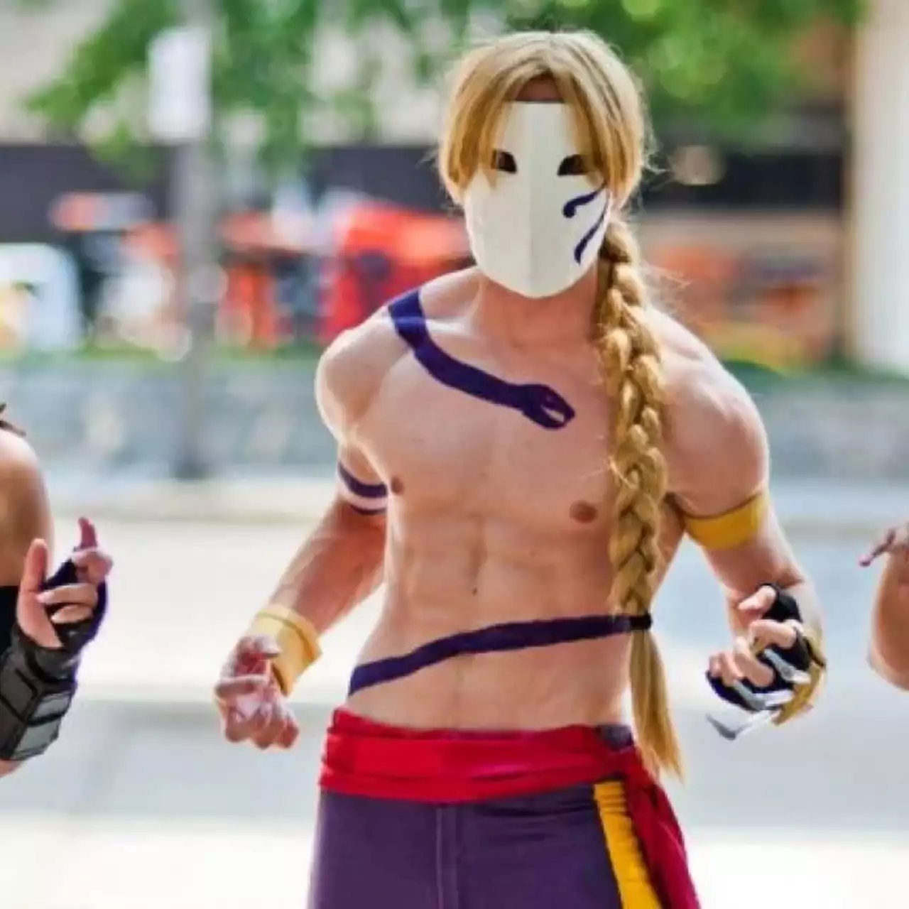 Геймер поместил косплееров Street Fighter в настоящий бой с помощью фотошопа (видео) Геймер поместил косплееров Street Fighter в настоящий бой с помощью фотошопа (видео)