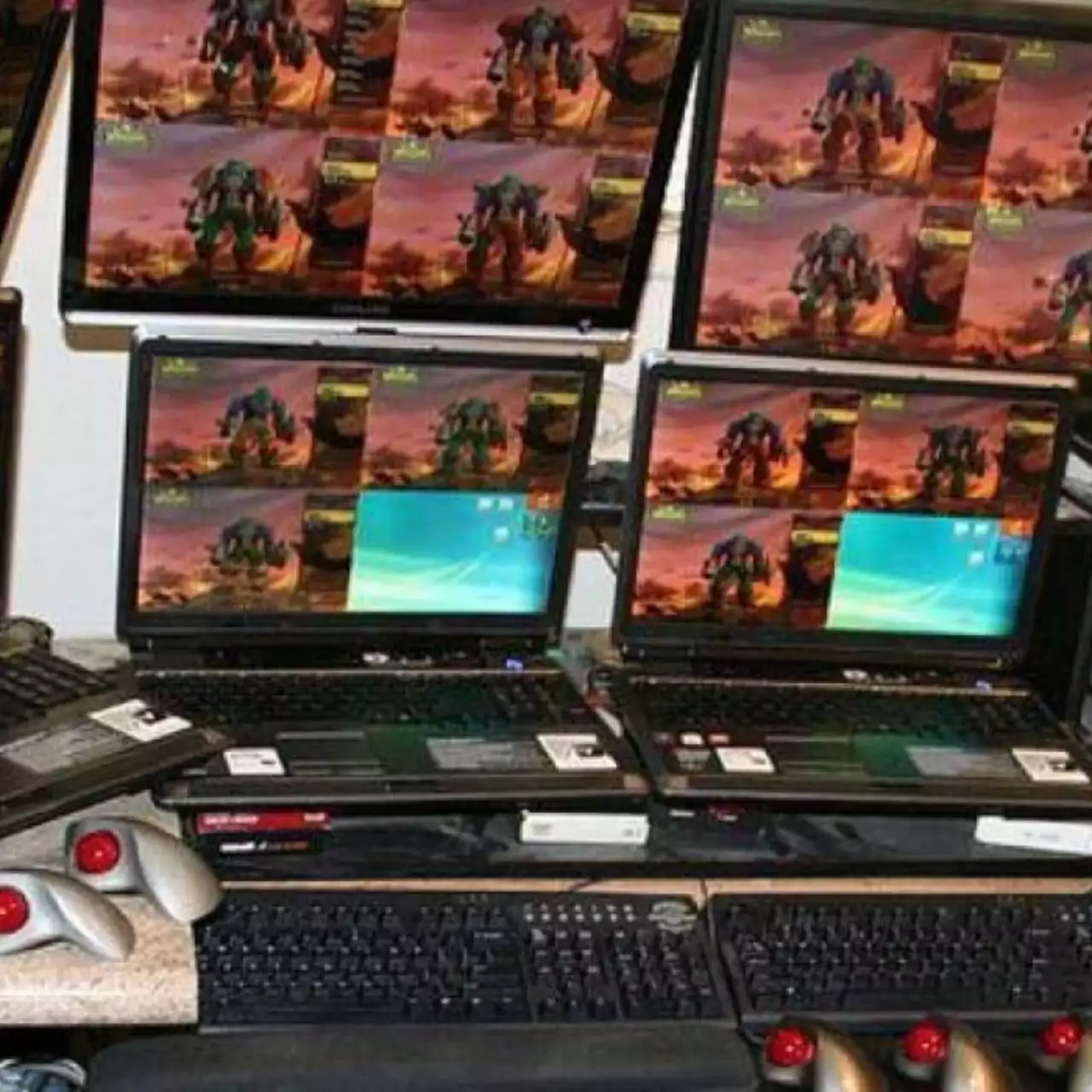 У игрока в World of Warcraft одновременно запущены 36 аккаунтов на 11 компьютерах. В год он тратит 360 000 рублей на подписку