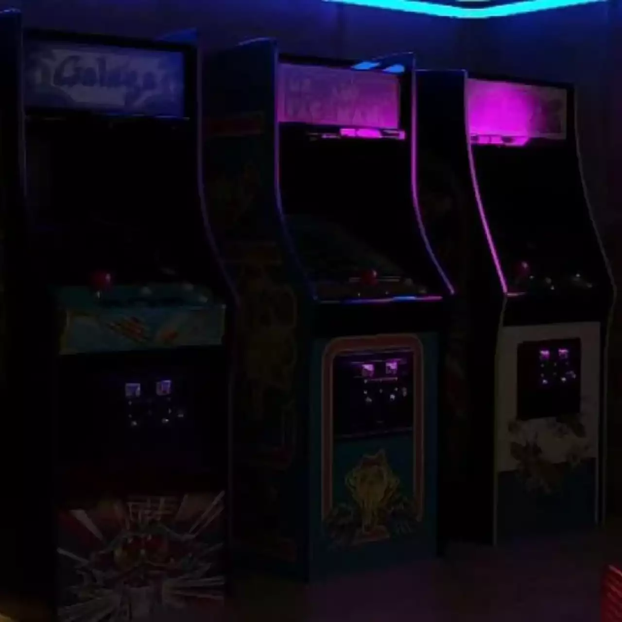 Появился 43-сантиметровый аркадный автомат с Pac-Man за 11 000 рублей. И на нём можно играть! Появился 43-сантиметровый аркадный автомат с Pac-Man за 11 000 рублей. И на нём можно играть!