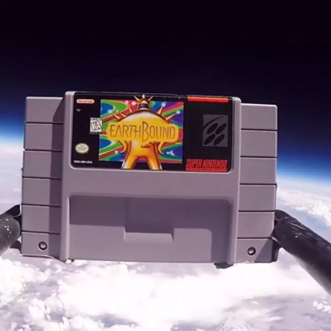 Школьник отправил в космос свой любимый картридж для SNES за 12 000 рублей — видео