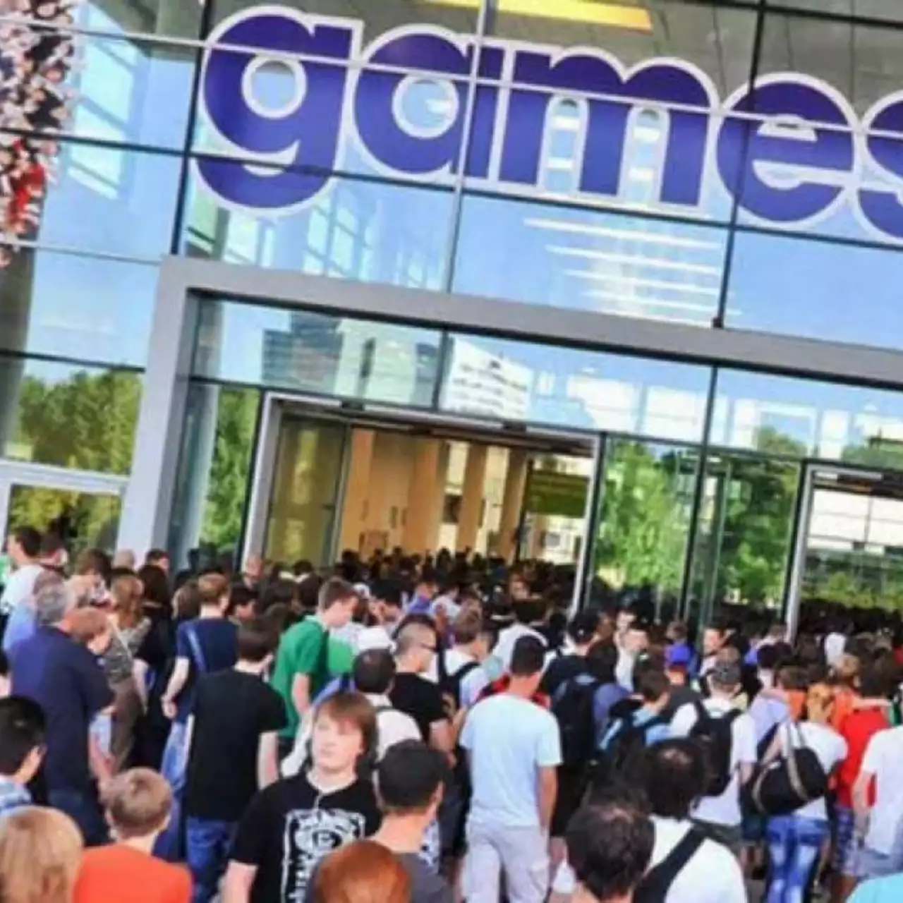 На Gamescom 2018 кто-то нагадил в пакет в очереди к Fortnite, а толпа разнесла зловонное содержимое по всему залу На Gamescom 2018 кто-то нагадил в пакет в очереди к Fortnite, а толпа разнесла зловонное содержимое по всему залу