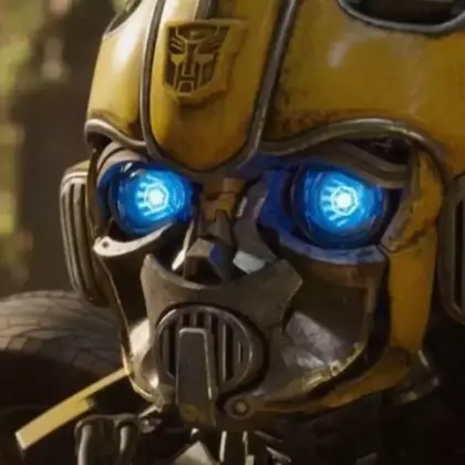 В новом трейлере фильма «Бамблби» трансформер сражается с армией Джона Сины