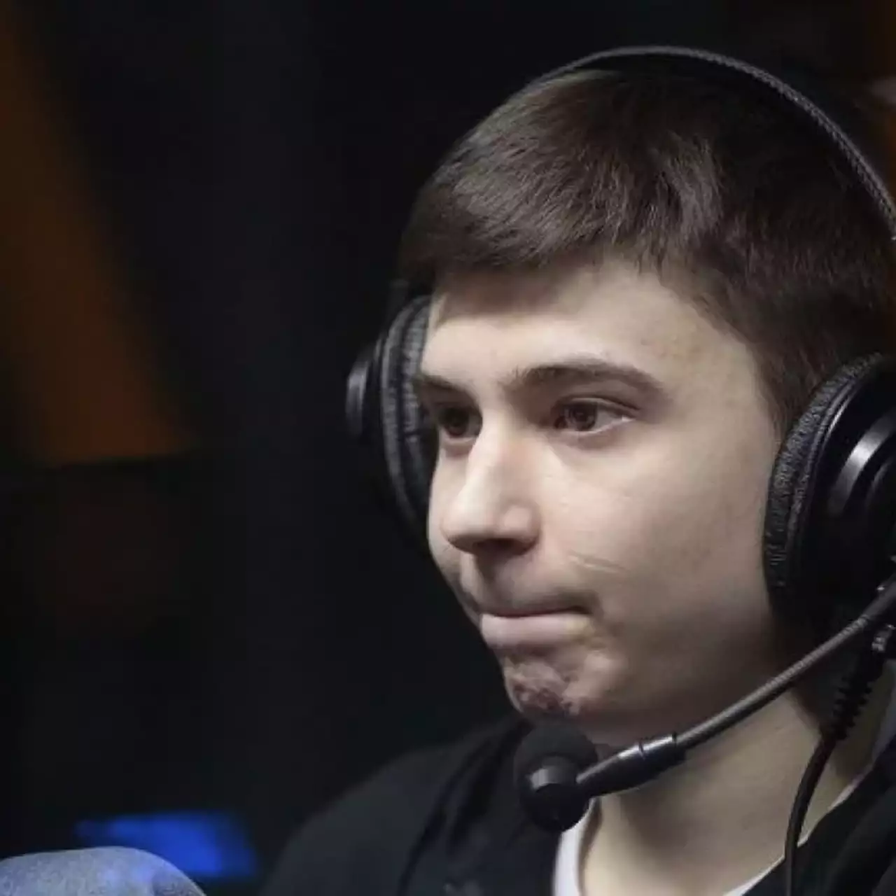 «Нанеси ластхит по перхоти»: российский киберспортсмен по Dota 2 снялся в рекламе шампуня