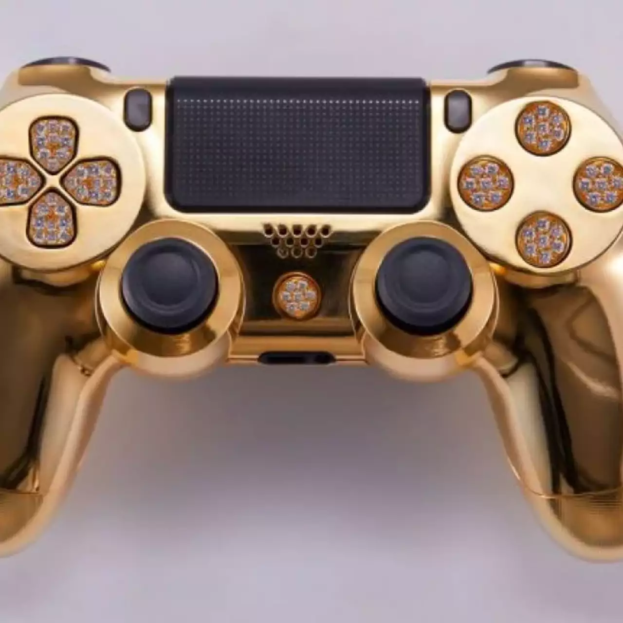 Вышел позолоченный контроллер PS4 с бриллиантовыми кнопками за $14 000 «для богатых» Вышел позолоченный контроллер PS4 с бриллиантовыми кнопками за $14 000 «для богатых»