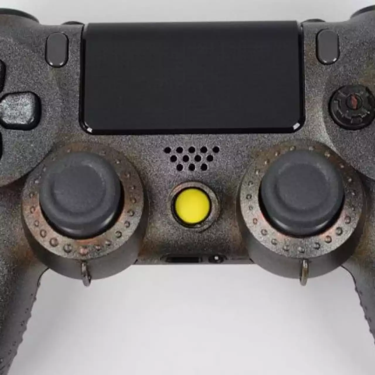 Фанат Fallout 76 превратил геймпад для PS4 в силовую броню Фанат Fallout 76 превратил геймпад для PS4 в силовую броню