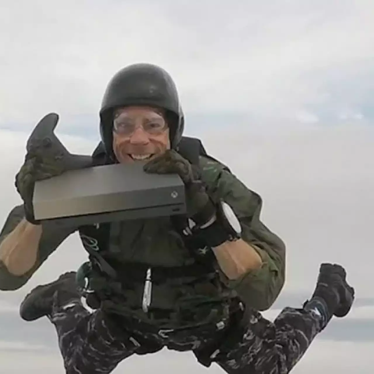 Экстремал выпрыгнул из самолета вместе с Xbox One, чтобы подарить консоль ветерану — видео Экстремал выпрыгнул из самолета вместе с Xbox One, чтобы подарить консоль ветерану — видео