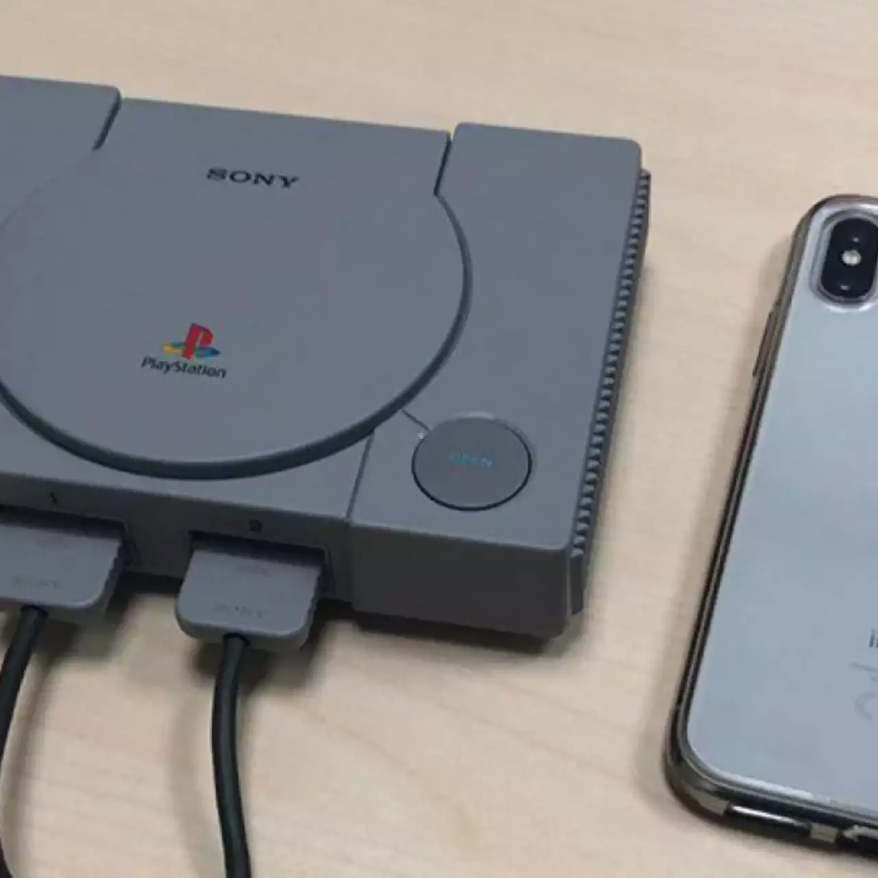 PlayStation еще никогда не была такой маленькой. Посмотрите, как отличается PS Classic от iPhone X PlayStation еще никогда не была такой маленькой. Посмотрите, как отличается PS Classic от iPhone X