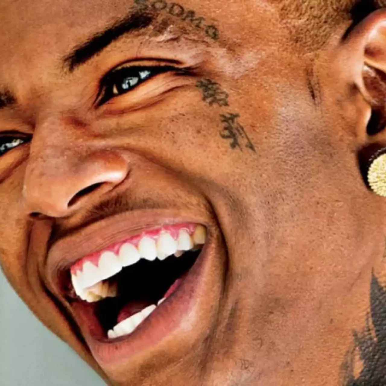 Рэпер Soulja Boy всех обматерил и прекратил продажу своих консолей. Они оказались подделками с пиратскими играми Рэпер Soulja Boy всех обматерил и прекратил продажу своих консолей. Они оказались подделками с пиратскими играми
