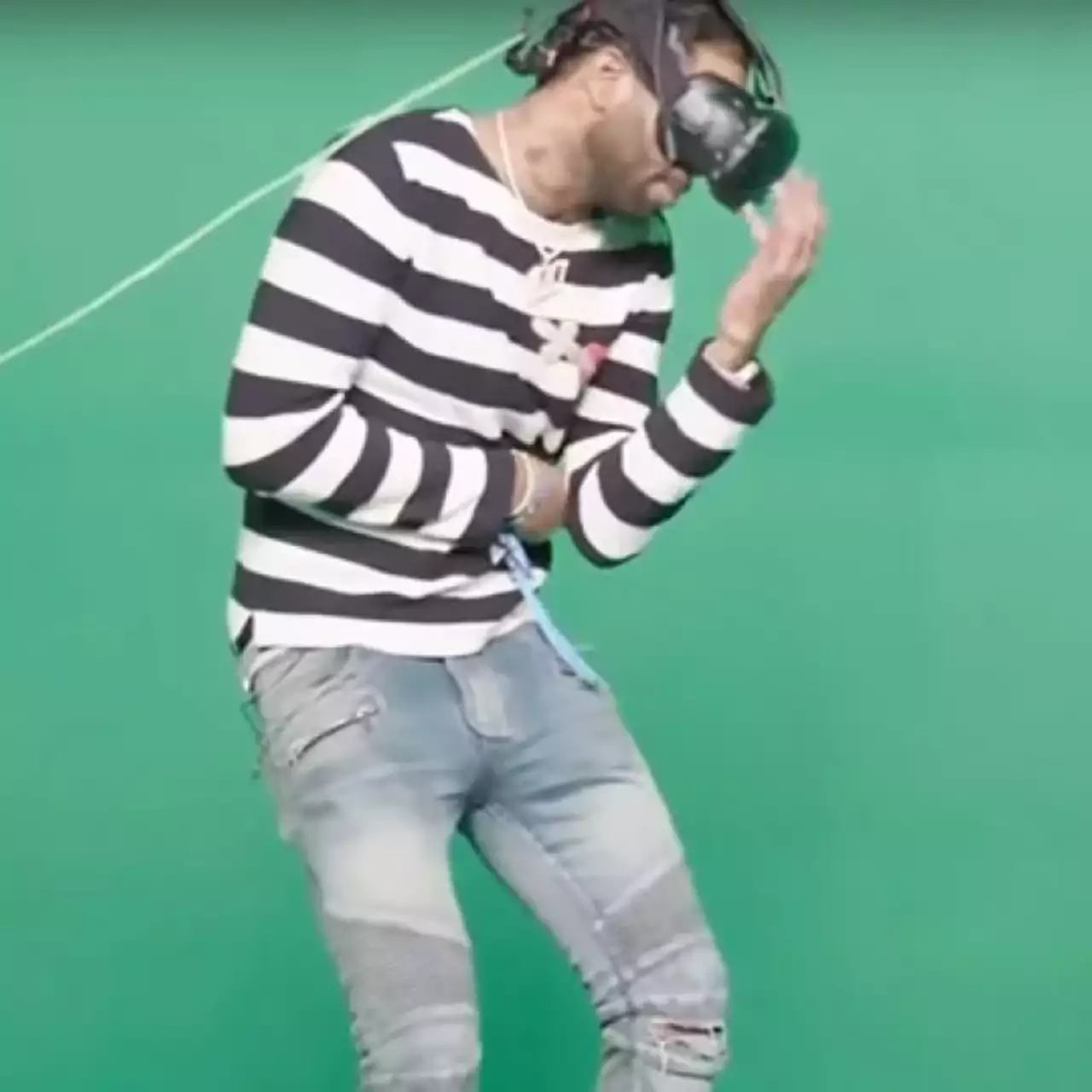 Суровые рэперы спасли маленького щеночка от смерти в VR. Без матов не обошлось — видео Суровые рэперы спасли маленького щеночка от смерти в VR. Без матов не обошлось — видео