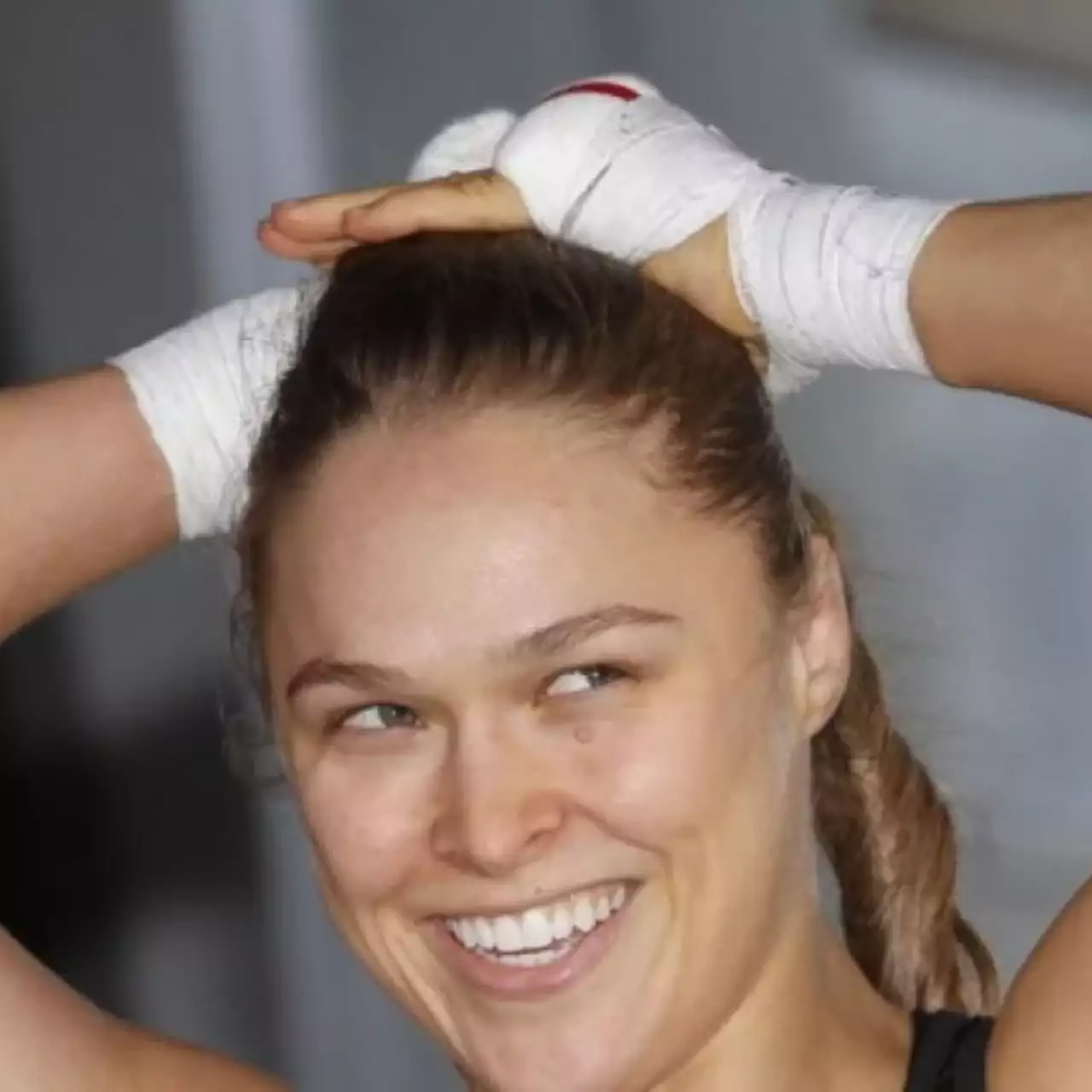 Известная актриса и рестлер надела костюм Сони Блейд из Mortal Kombat 11