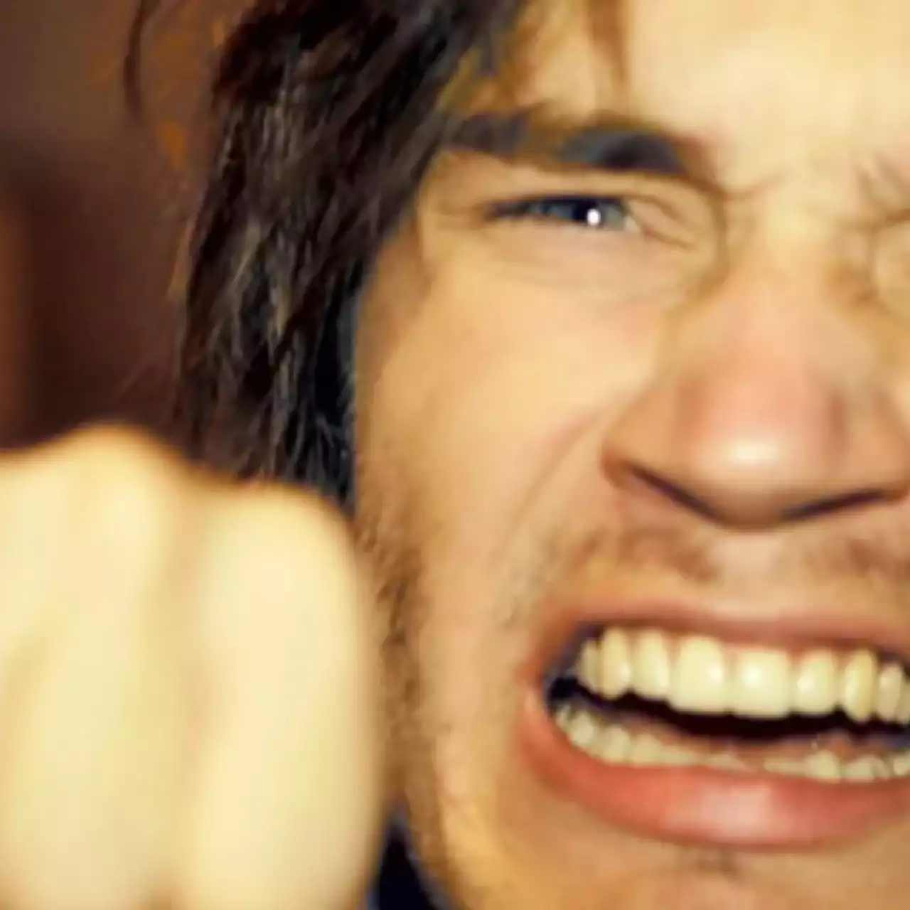 PewDiePie выбили с первого места на YouTube, но позже блогер вернул себе лидерство. Надолго ли? PewDiePie выбили с первого места на YouTube, но позже блогер вернул себе лидерство. Надолго ли?