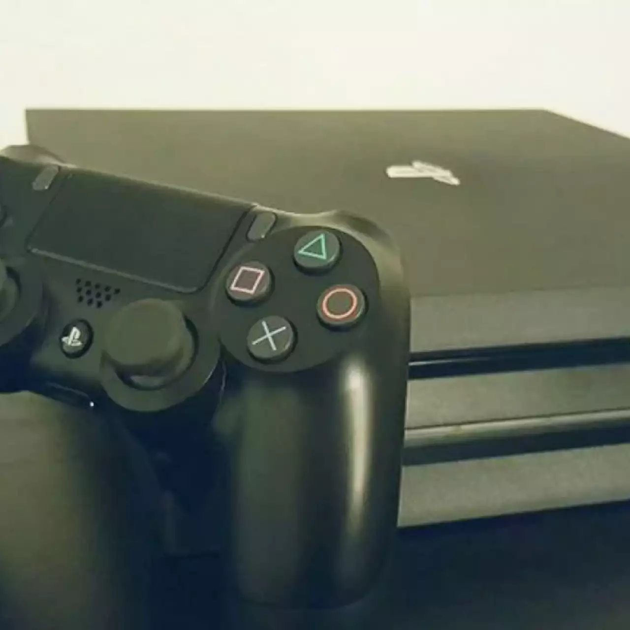 Мужчина избил женщину, когда та отключила его PlayStation во время игры. Потом его арестовала полиция