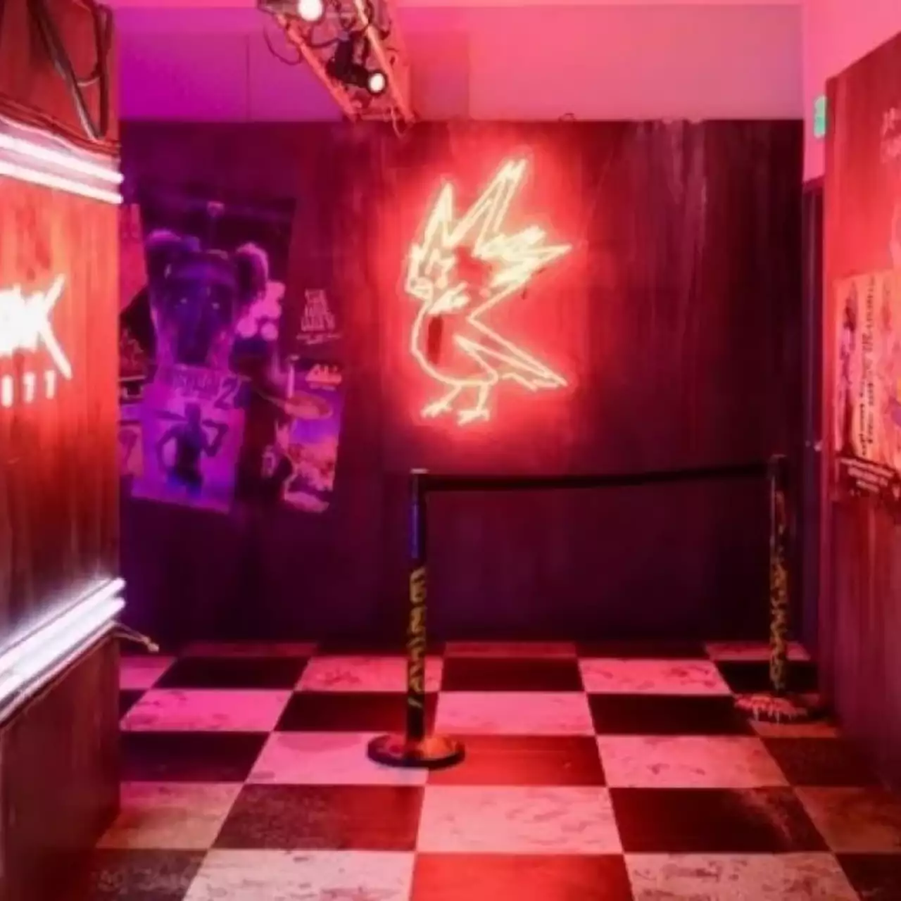 Бар со следами от пуль на стенде Cyberpunk 2077 с E3 2019 был расстрелян из настоящего оружия Бар со следами от пуль на стенде Cyberpunk 2077 с E3 2019 был расстрелян из настоящего оружия