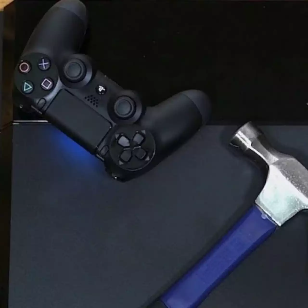 Геймер разбил PS4 посреди выставки из-за плагиата в китайской игре Геймер разбил PS4 посреди выставки из-за плагиата в китайской игре