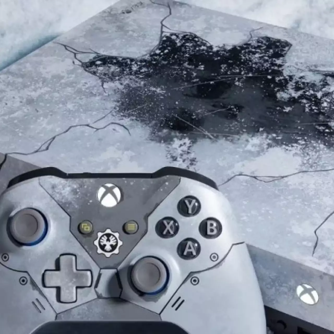 Microsoft показала Xbox One X с уникальной раскраской в стиле Gears 5 — видео и фото Microsoft показала Xbox One X с уникальной раскраской в стиле Gears 5 — видео и фото