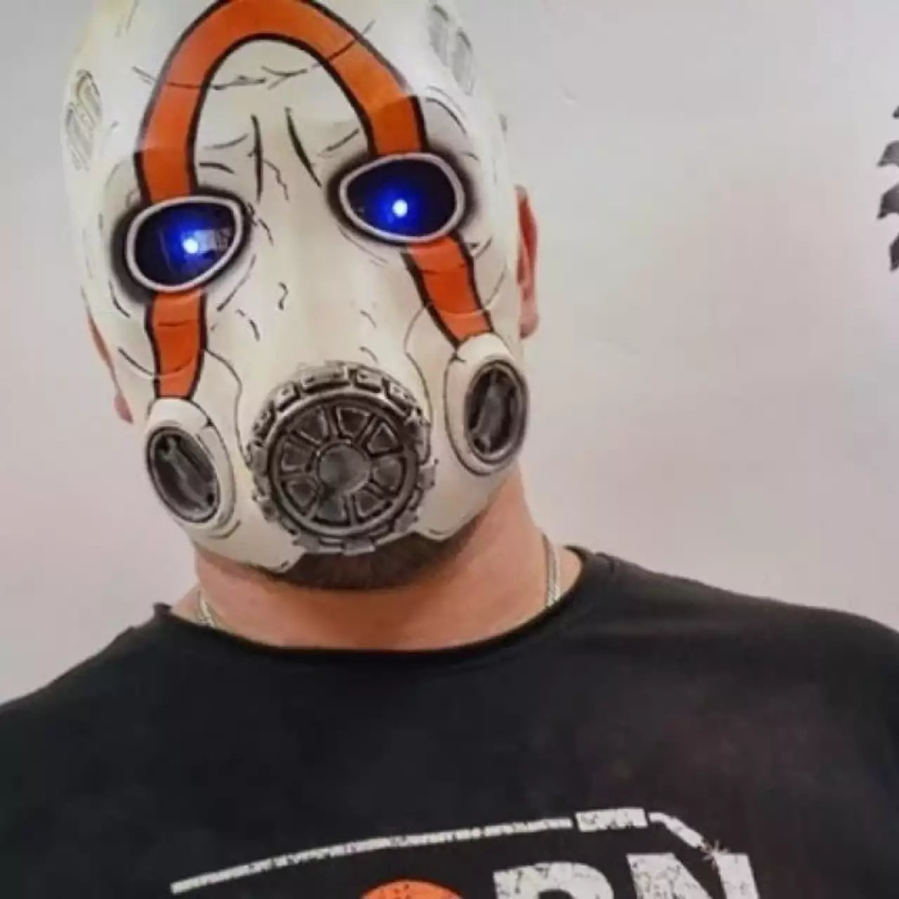 Россиянин сделал маску и топор из Borderlands 3 своими руками — видео Россиянин сделал маску и топор из Borderlands 3 своими руками — видео