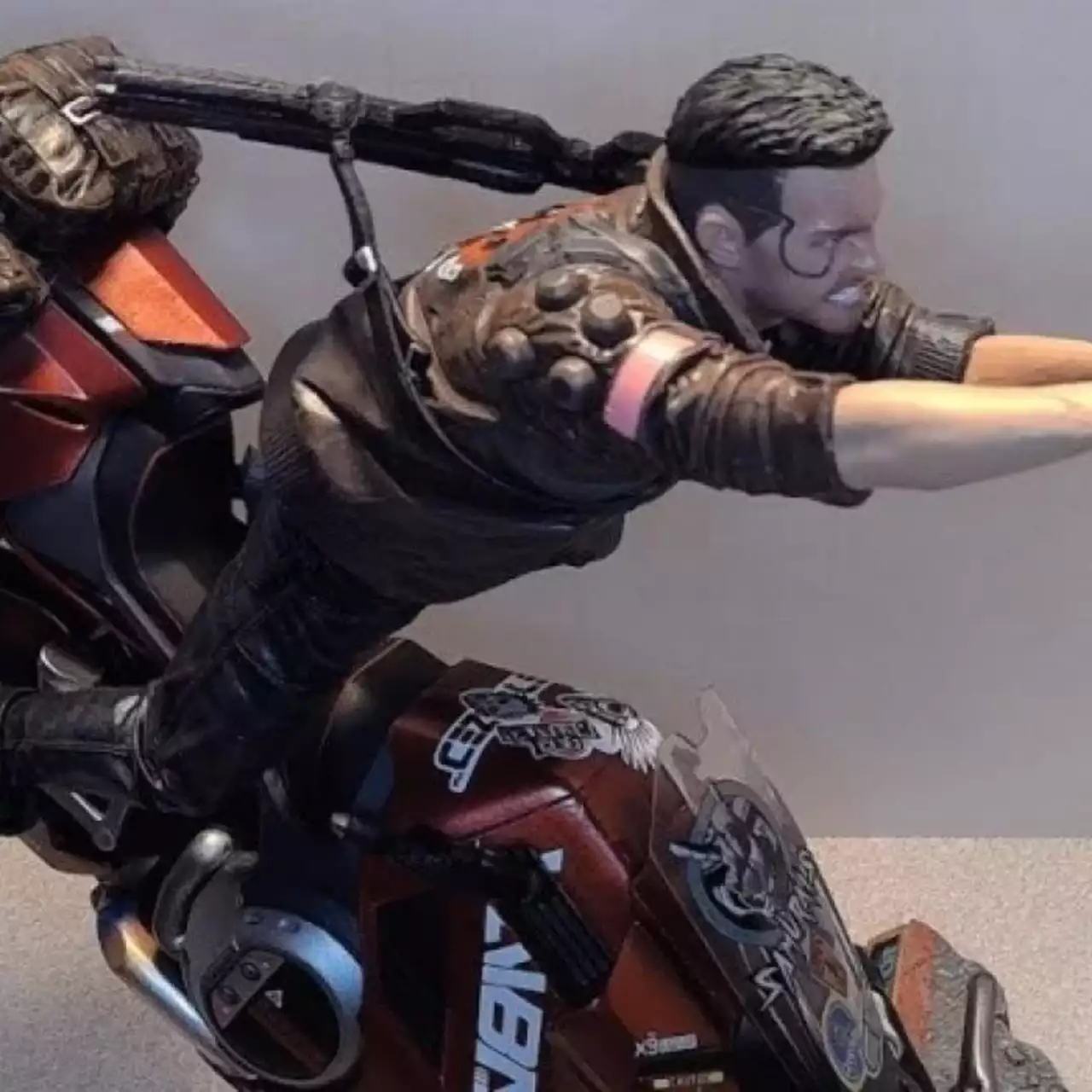 На видео подробно показали фигурку с байком из коллекционки Cyberpunk 2077