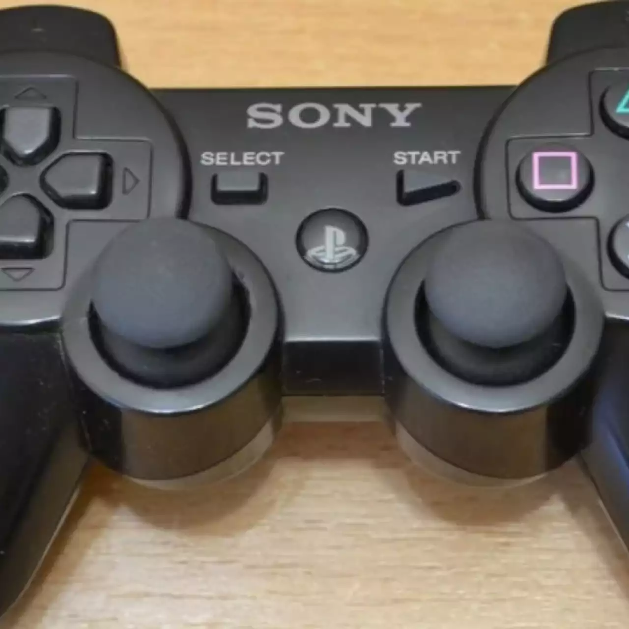 Мужчину арестовала полиция за то, что он прошил PS3 и продал ее Мужчину арестовала полиция за то, что он прошил PS3 и продал ее