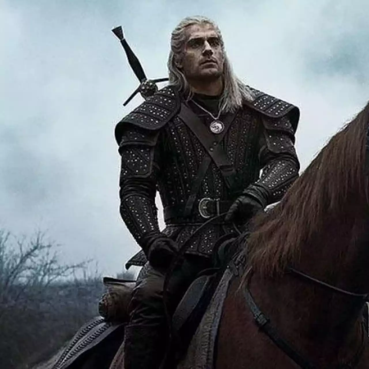 Отрезанное ухо и ненастоящие лошади — новые фото со съемок «Ведьмака» от Netflix