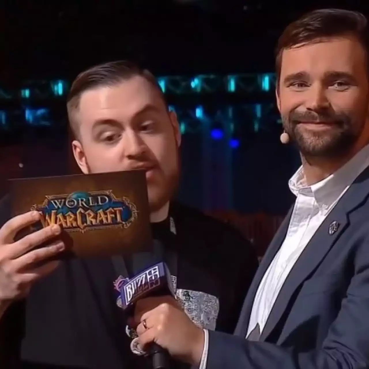 На BlizzCon ребенок подбежал к камере и призвал освободить Гонконг. Ведущий не растерялся — видео На BlizzCon ребенок подбежал к камере и призвал освободить Гонконг. Ведущий не растерялся — видео