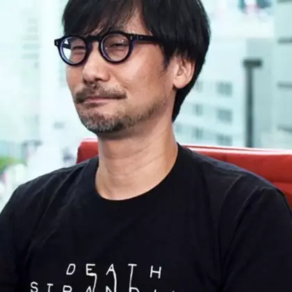 Российский фанат прислал Кодзиме чемодан с памятными подарками