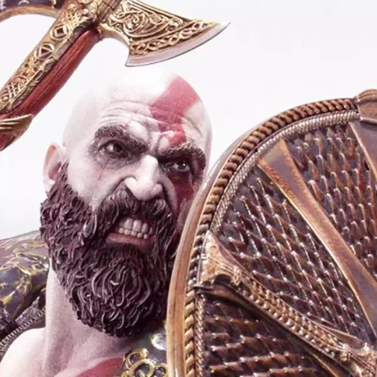 Фигурка с Кратосом и его сыном из God of War стоит как 37 игр. Она очень реалистичная