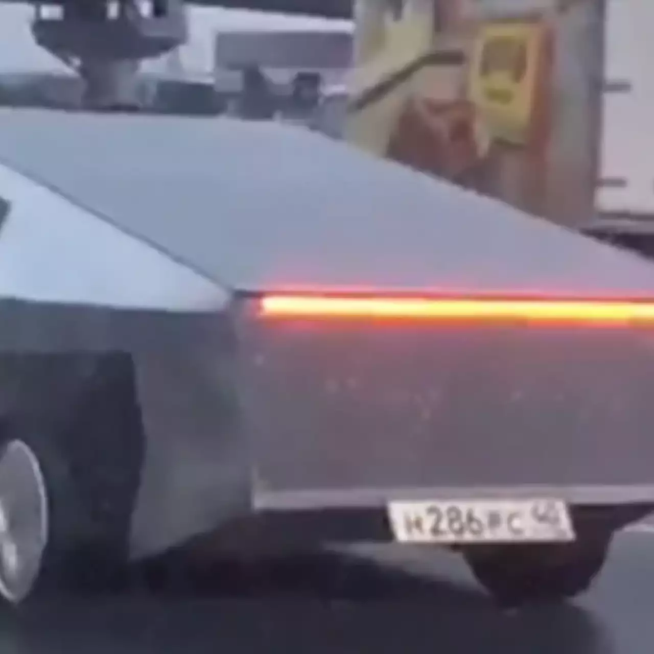 К такому Илон Маск точно был не готов — в России заметили самодельный Tesla Cybertruck К такому Илон Маск точно был не готов — в России заметили самодельный Tesla Cybertruck
