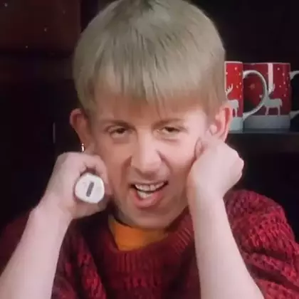 В культовый фильм «Один дома» добавили маленького Сталлоне. Получилось нереально смешно