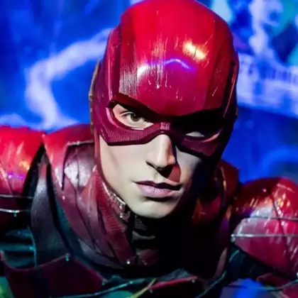 Художник показал обновленный дизайн костюма Флэша из фильмов DC. Он более обтекаемый