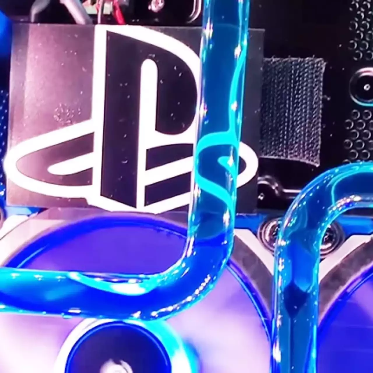 Ютубер прокачал свою PS4 Pro, оснастив ее водяным охлаждением и красивой подсветкой Ютубер прокачал свою PS4 Pro, оснастив ее водяным охлаждением и красивой подсветкой