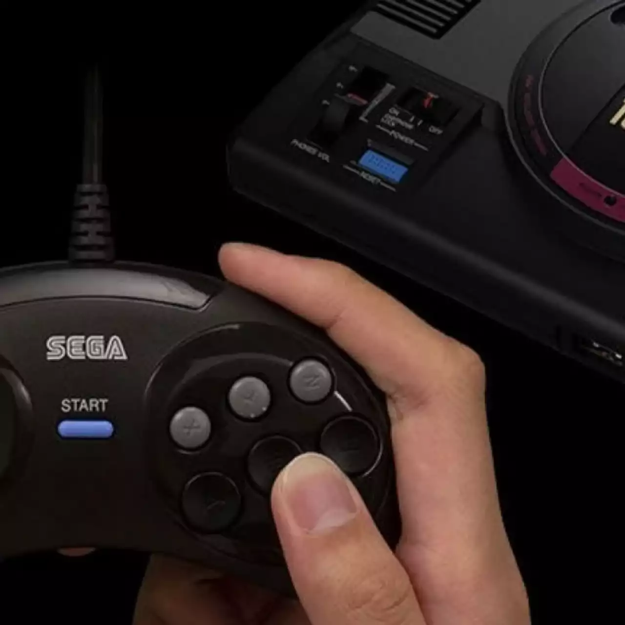 Парень нашел в гараже необычную Sega Mega Drive, которая оказалась раритетом за 300 тыс. рублей
